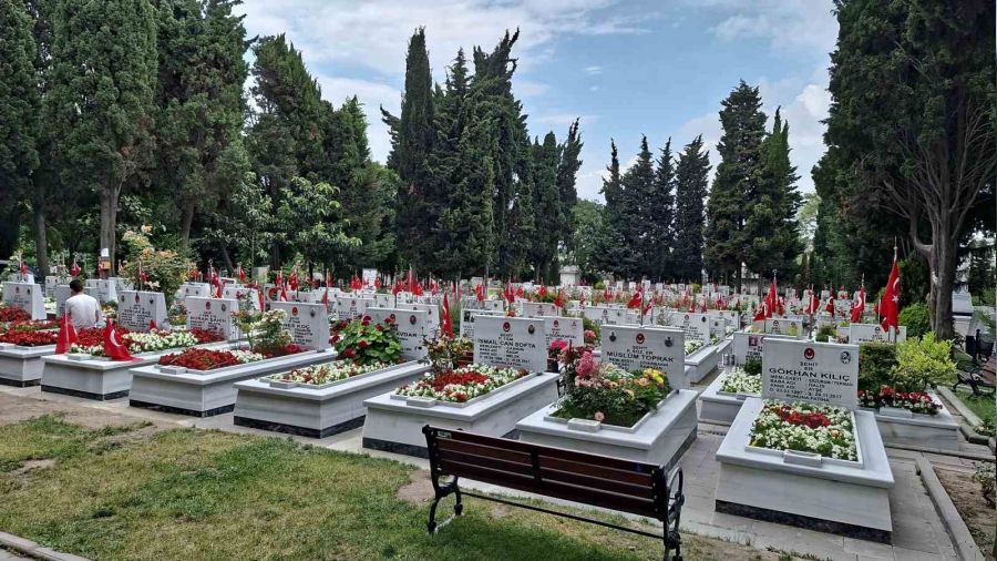 Edirnekapı Şehitliği'nde buruk Babalar Günü