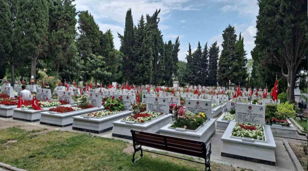 Edirnekapı Şehitliği'nde buruk Babalar Günü