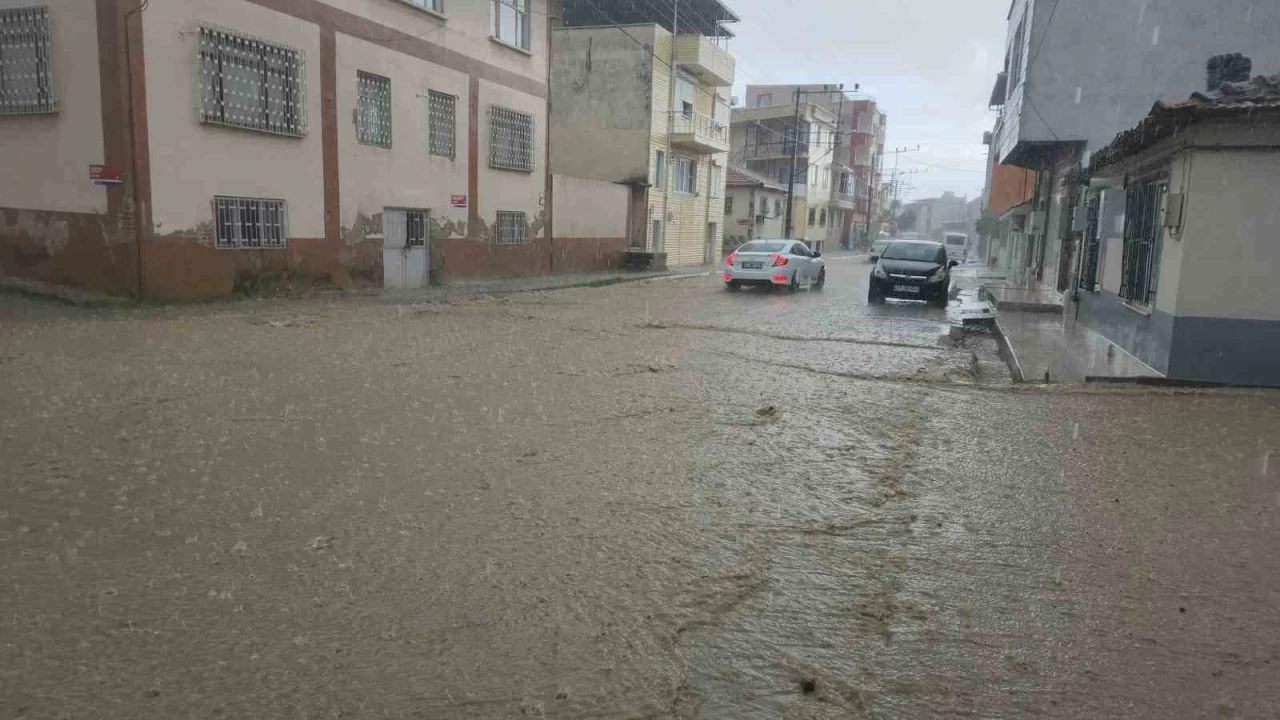 Edremit'te sağanak etkili oldu, sokaklar dereye döndü