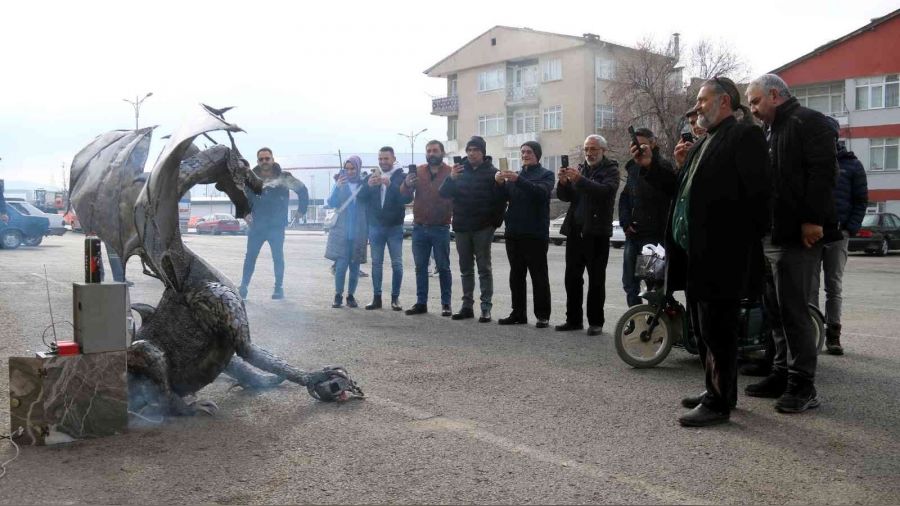 Ejderhay� g�ren cep telefonuna sar�ld�