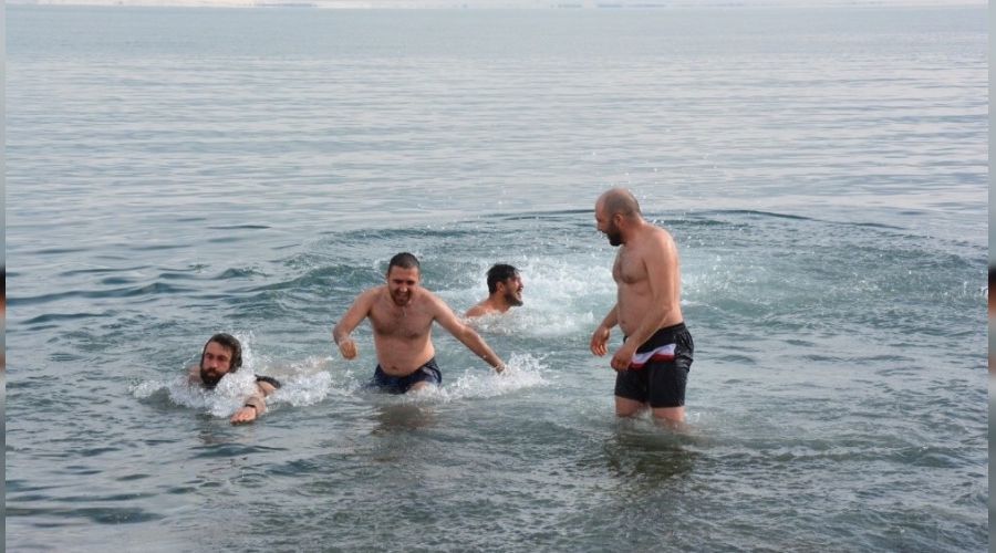 Eksi 15 derecede kamp yap�p Van G�l�'ne girdiler