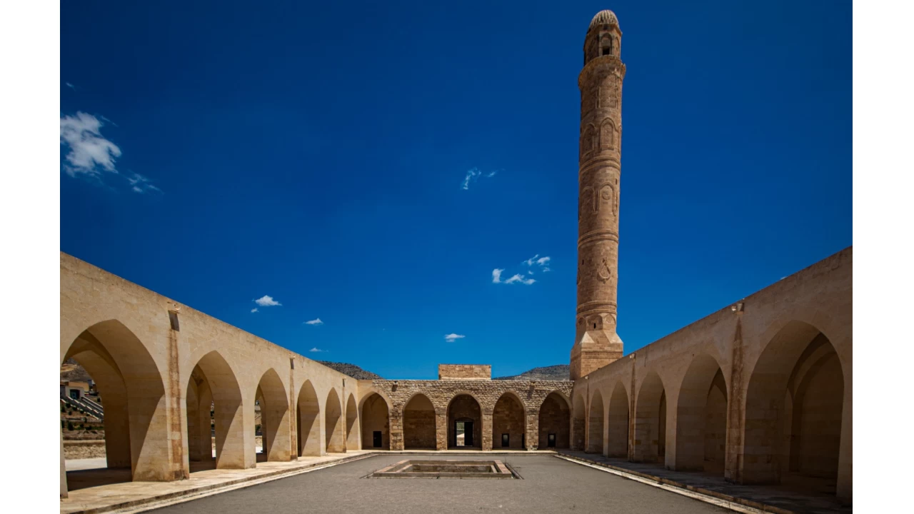 El Rzk Camii: Zarif minaresi ve ta iiliiyle dikkat eker