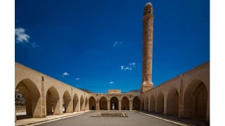 El Rzk Camii: Zarif minaresi ve ta iiliiyle dikkat eker