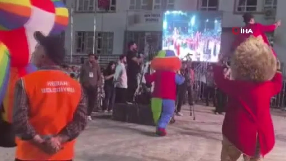 Elaz��'da led ekran seyircilerin �zerine devrildi