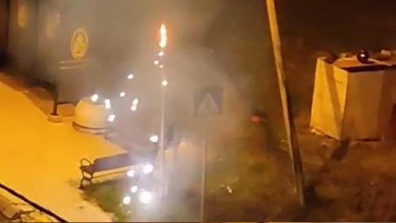 Elektrik direği bomba gibi patladı