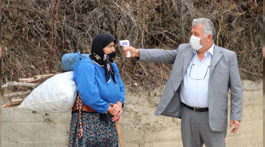 Elinde ateş ölçeriyle kapı kapı dolaşıyor
