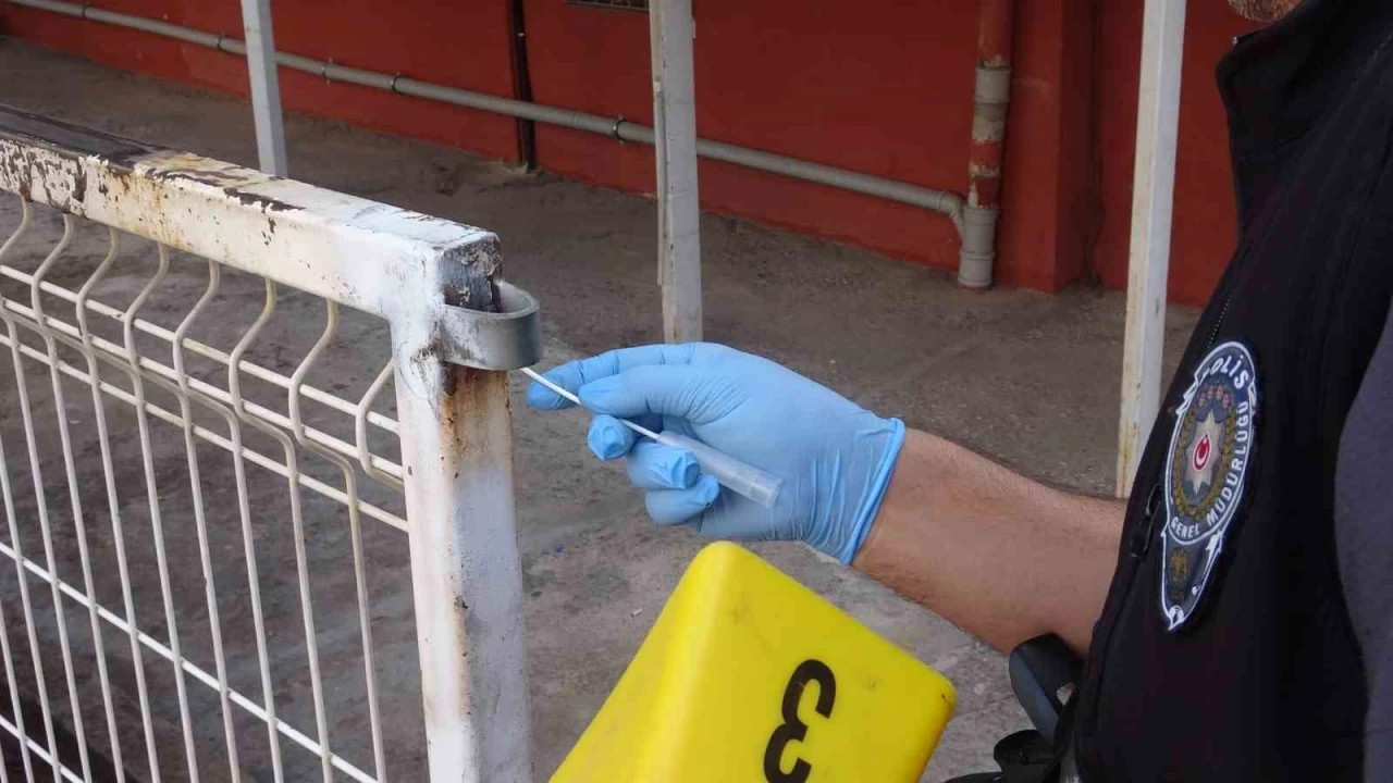 Eline aldığı bıçakla yoldan geçenlere dehşeti yaşattı