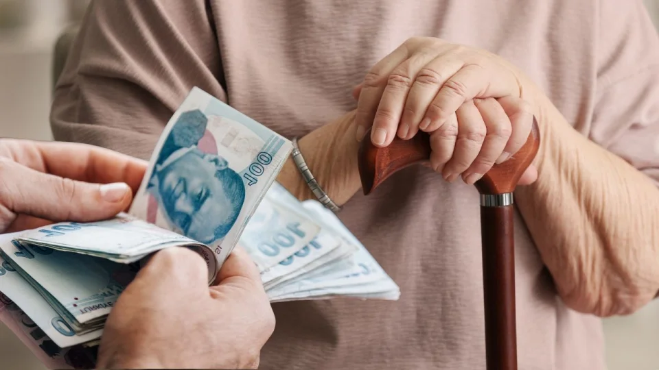 Emekli ayl���n� art�ran d�zenleme komisyonda