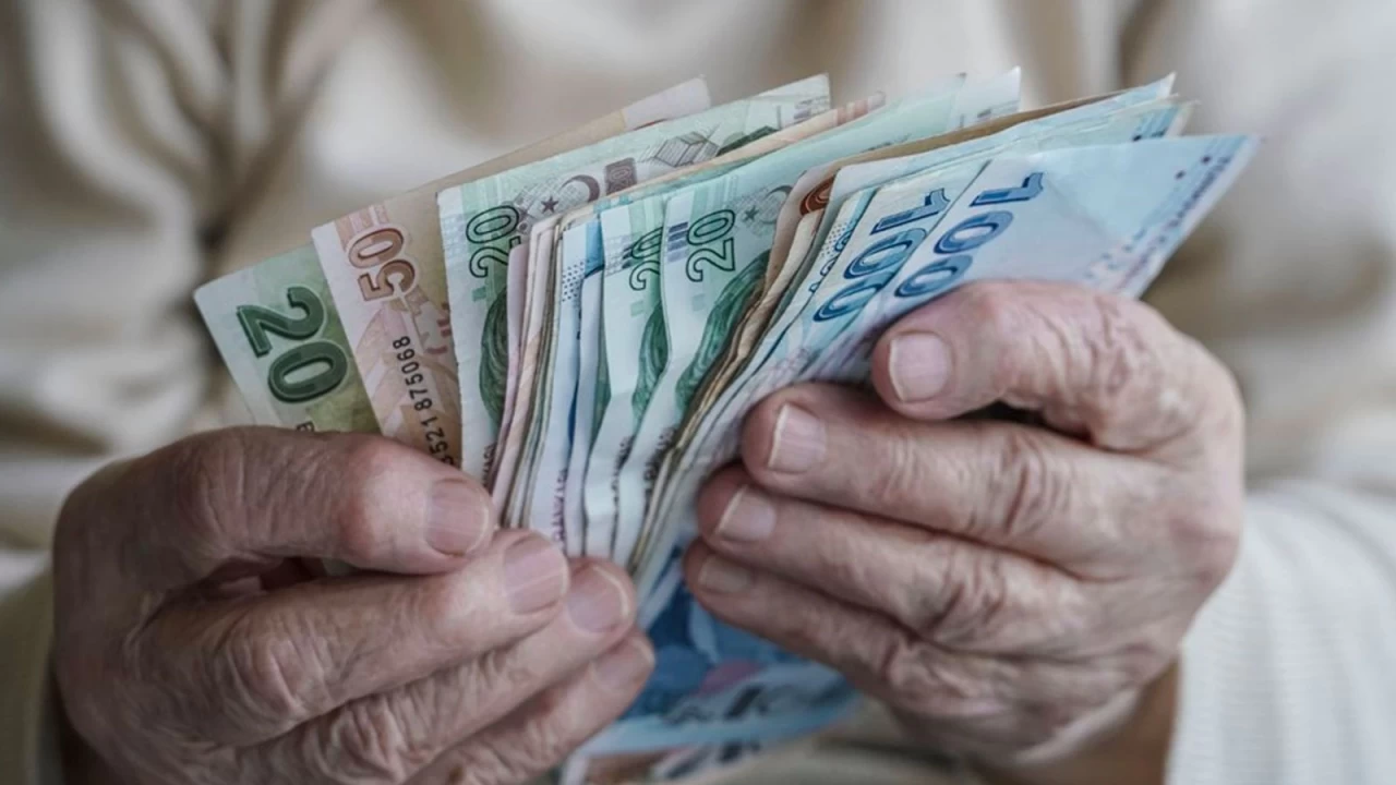 Emekli maaşlarına zam yeni yıla kaldı