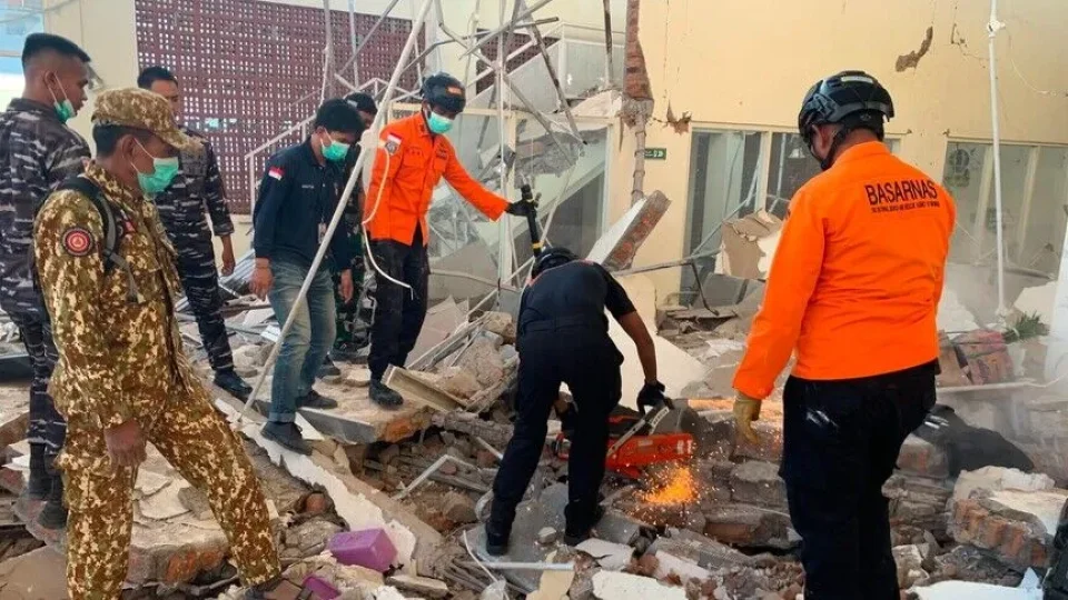  Endonezya'da 15 A�ustos'ta meydana gelen 7,7 b�y�kl���ndeki depremde hayat�n� kaybedenlerin say�s� 53'e y�kseldi