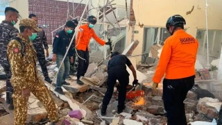  Endonezya'da 15 A�ustos'ta meydana gelen 7,7 b�y�kl���ndeki depremde hayat�n� kaybedenlerin say�s� 53'e y�kseldi