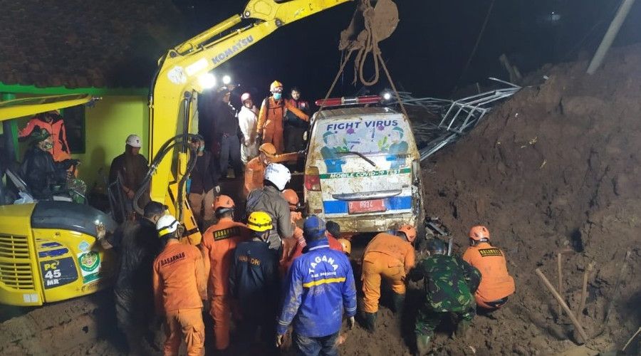 Endonezya'da heyelan: 11 ölü, 18 yaralı