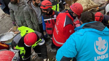 Enkaz altnda kalan kadn 108 saat sonra sa olarak kurtarld