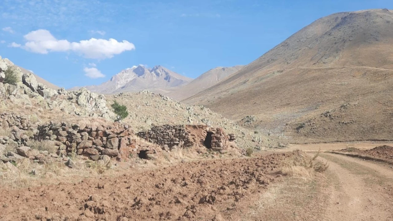Erciyes eteklerindeki taş evler yıllara meydan okuyor