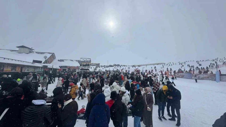 Erciyes'te s�mestirin ilk g�n�nde yo�unluk