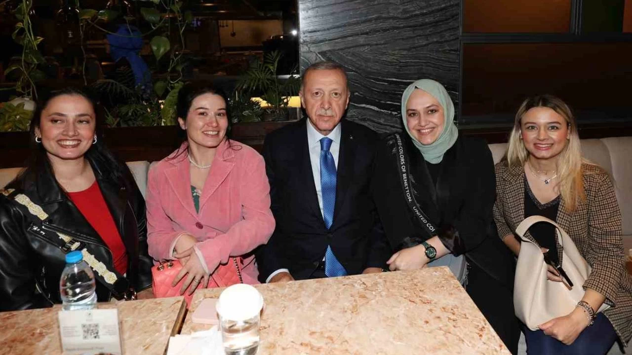 Erdoğan, gençlerle kafede bir araya geldi