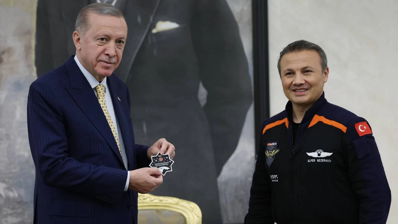 Erdoğan, uzaydan dönen Alper Gezeravcı'yı havalimanında kabul etti