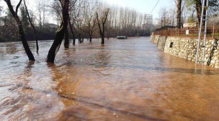Eriyen kar suları Bartın Irmağını taşırdı