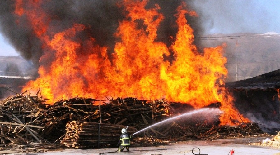 Erzincan'da kereste fabrikas�nda b�y�k yang�n