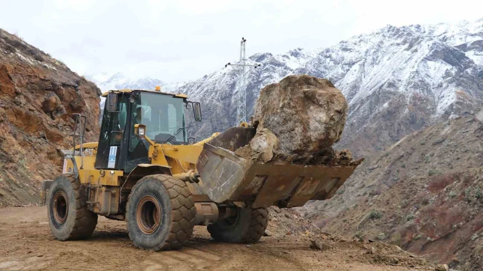 Erzurum'da heyelan yolu kapatt�