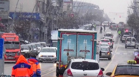 Erzurum'da kar hayatı olumsuz yönde etkiliyor