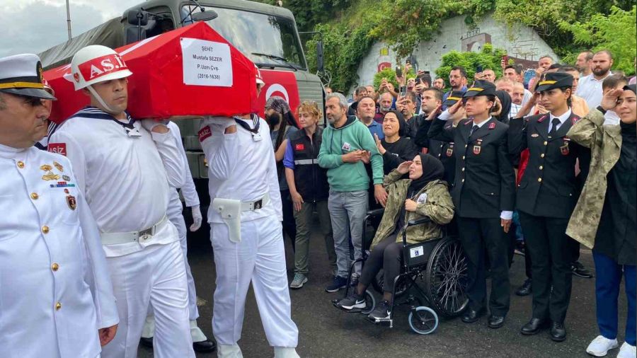 Eşini asker selamıyla uğurladı