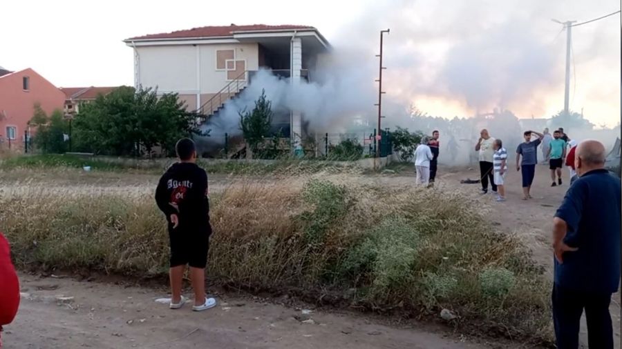 Evin garaj�ndaki LPG'li otomobil yand�