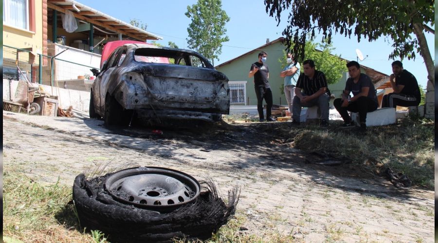 Evini kurşunladılar, arabasını yaktılar