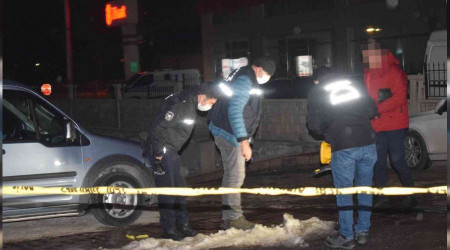 Evinin önünde silahlı saldırıya uğradı