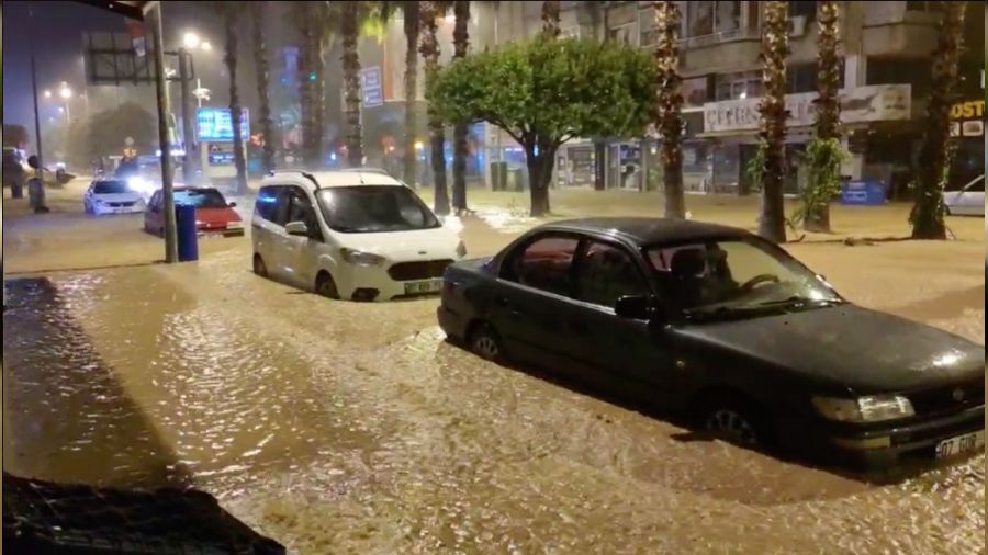 Evleri su bastı, araçlar zarar gördü