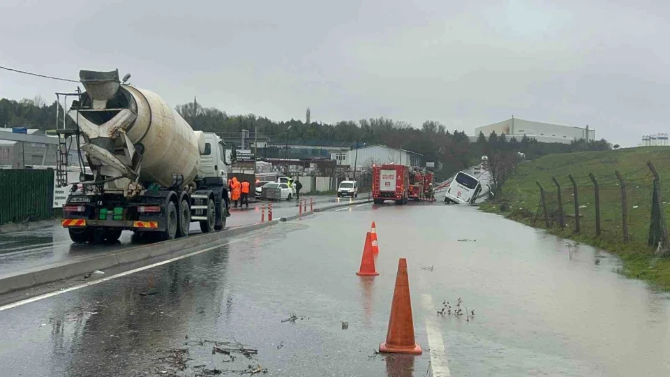 Ey�psultan'da servis arac� su dolu kanalda yan yatt�