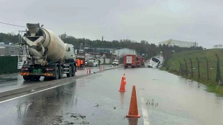 Eyüpsultan'da servis aracı su dolu kanalda yan yattı