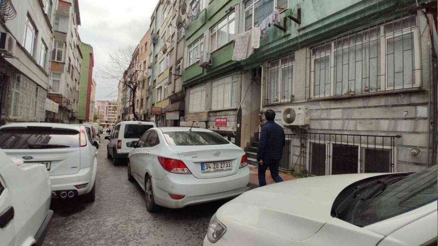 Fatih'te döverek öldürdükleri adamı sokağa attılar