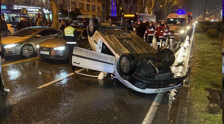 Fatih'te kaza yapan ara� takla att�