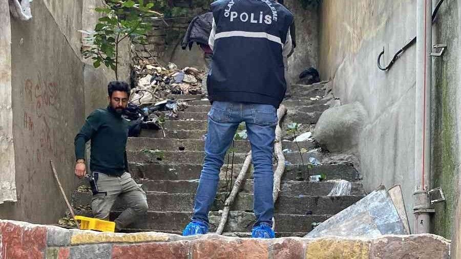 Fatih'te metruk gecekonduda insan kafatas� ve kemikleri bulundu