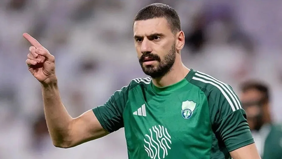 Fenerbah�e formas�n� yere atan Merih Demiral! "Bir daha bu kap�dan girmem"