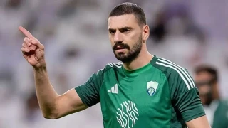 Fenerbah�e formas�n� yere atan Merih Demiral! "Bir daha bu kap�dan girmem"