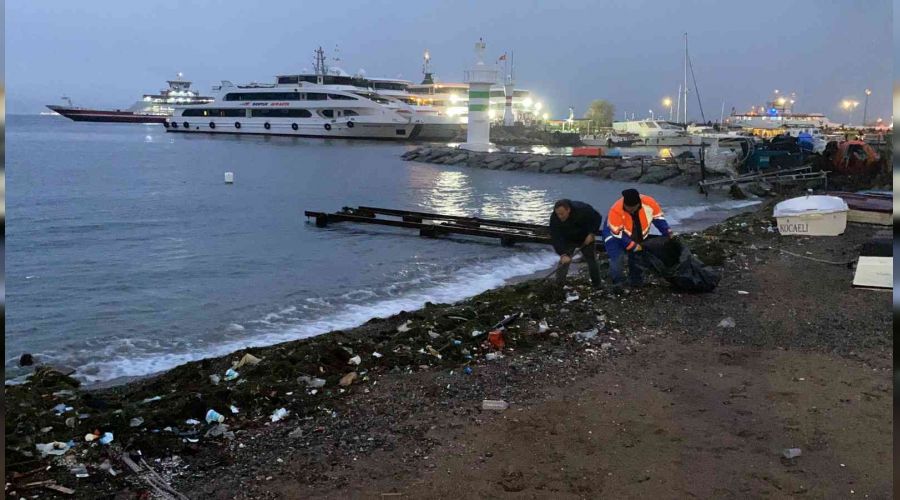 Fırtınanın ardından sahil çöplüğe döndü