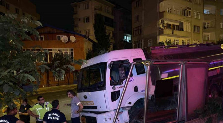 Freni boşalan tanker otobüs durağına daldı