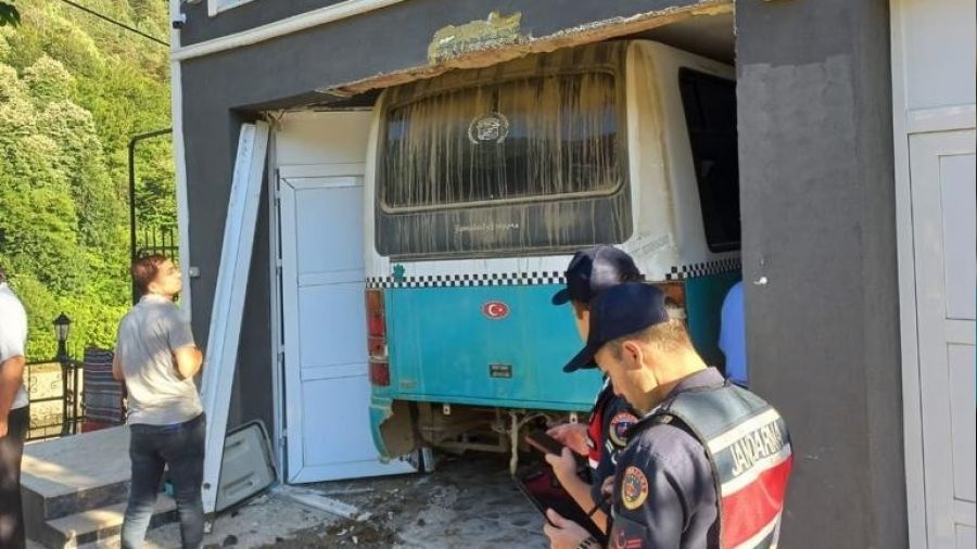 Freni patlayan işçi servisi eve girdi