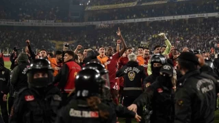 Galatasaray, derbi galibiyetini taraftarıyla kutladı