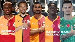 Galatasarayl� futbolcular ve �ark�lar�