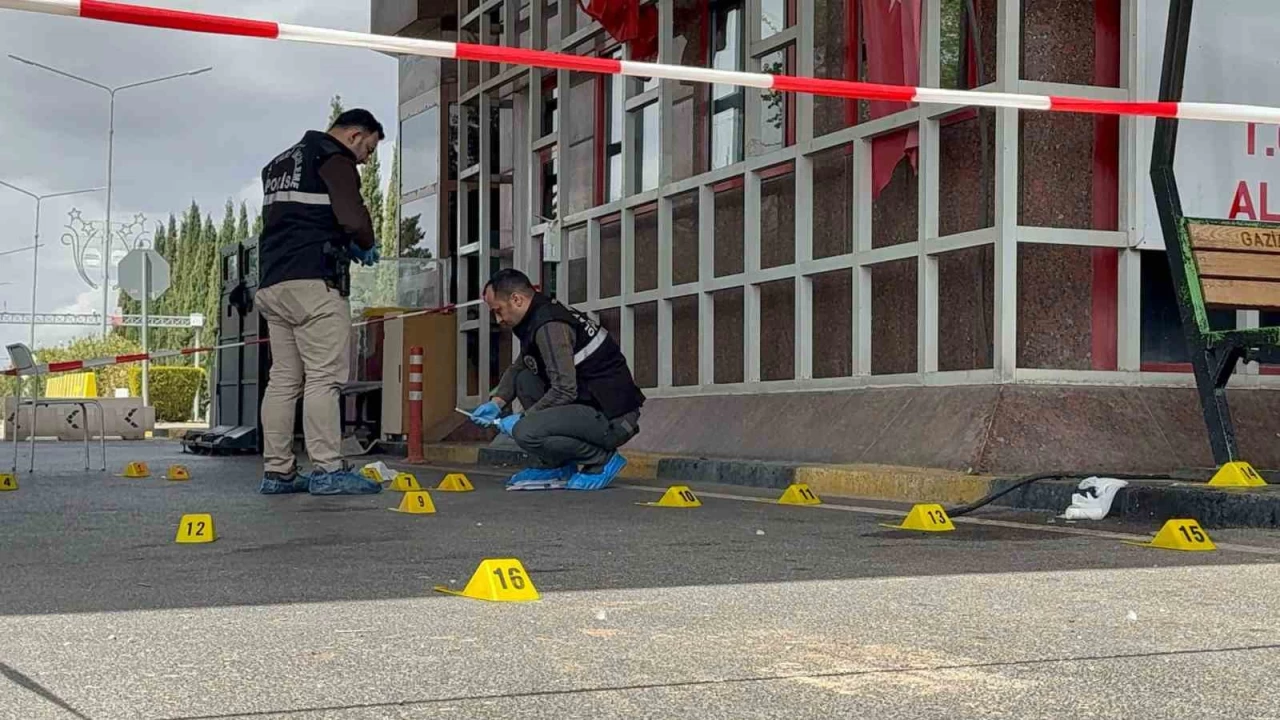 Gaziantep havalimanı girişinde silah sesleri
