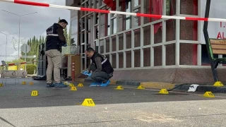 Gaziantep havalimanı girişinde silah sesleri