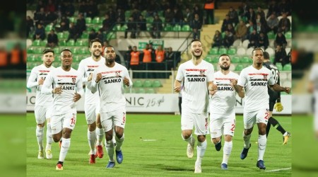 Gazişehir galibiyete seviniyor