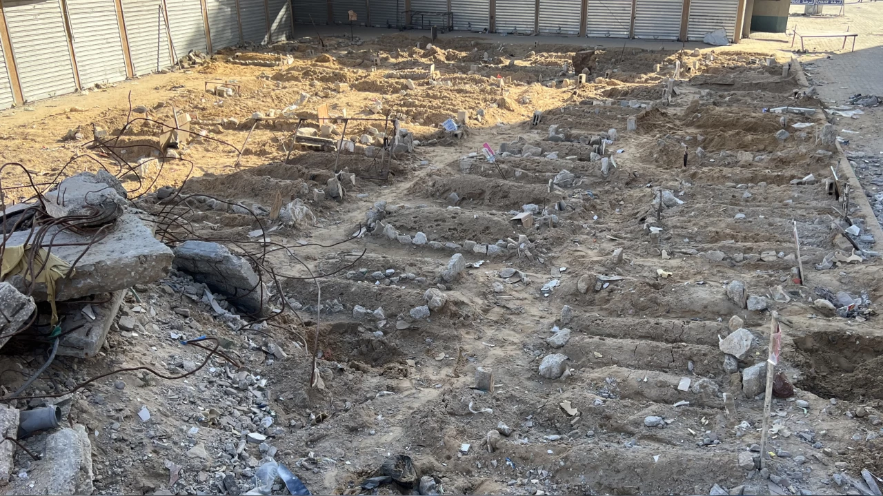 Gazze Şeridi'ndeki Cibaliya Mülteci Kampı'nda boş alanlar "toplu mezarlara" dönüştü