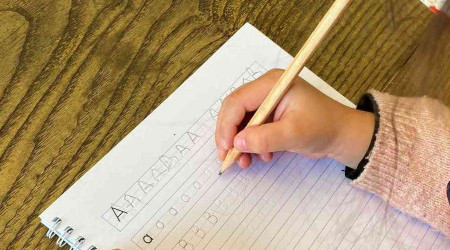 Geliştirdiği defter sayesinde çocuklar yazmayı kolay öğreniyor