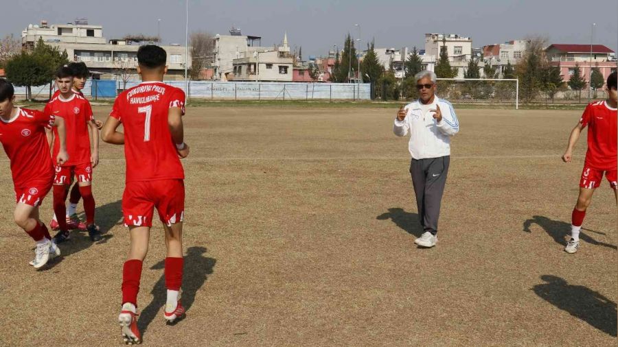 Genç futbolcuların soyunma odasındaki eşyaları çalındı