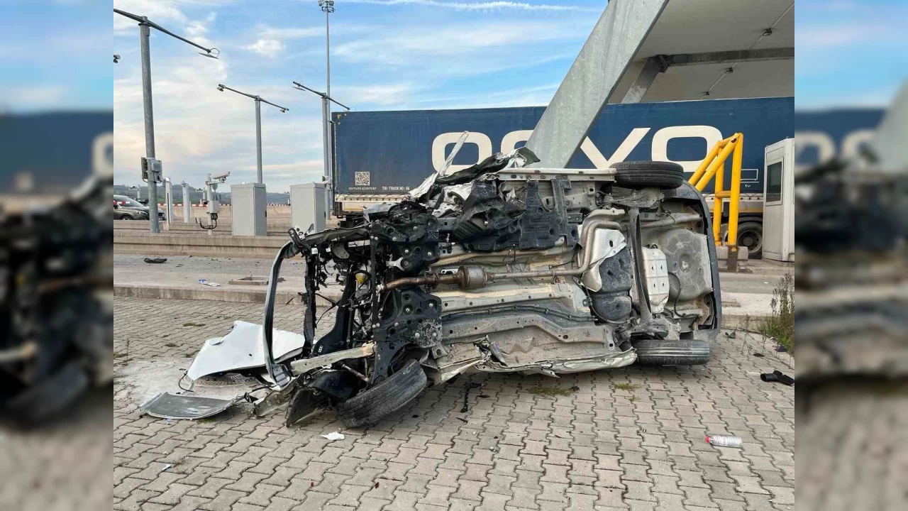 Gişeye çarpıp motoru fırlayan otomobilin sürücüsü hayatını kaybetti