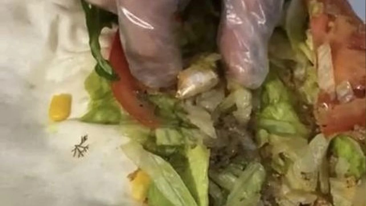 Gözaltındaki sevgilisine dürüm içinde uyuşturucu getirdi